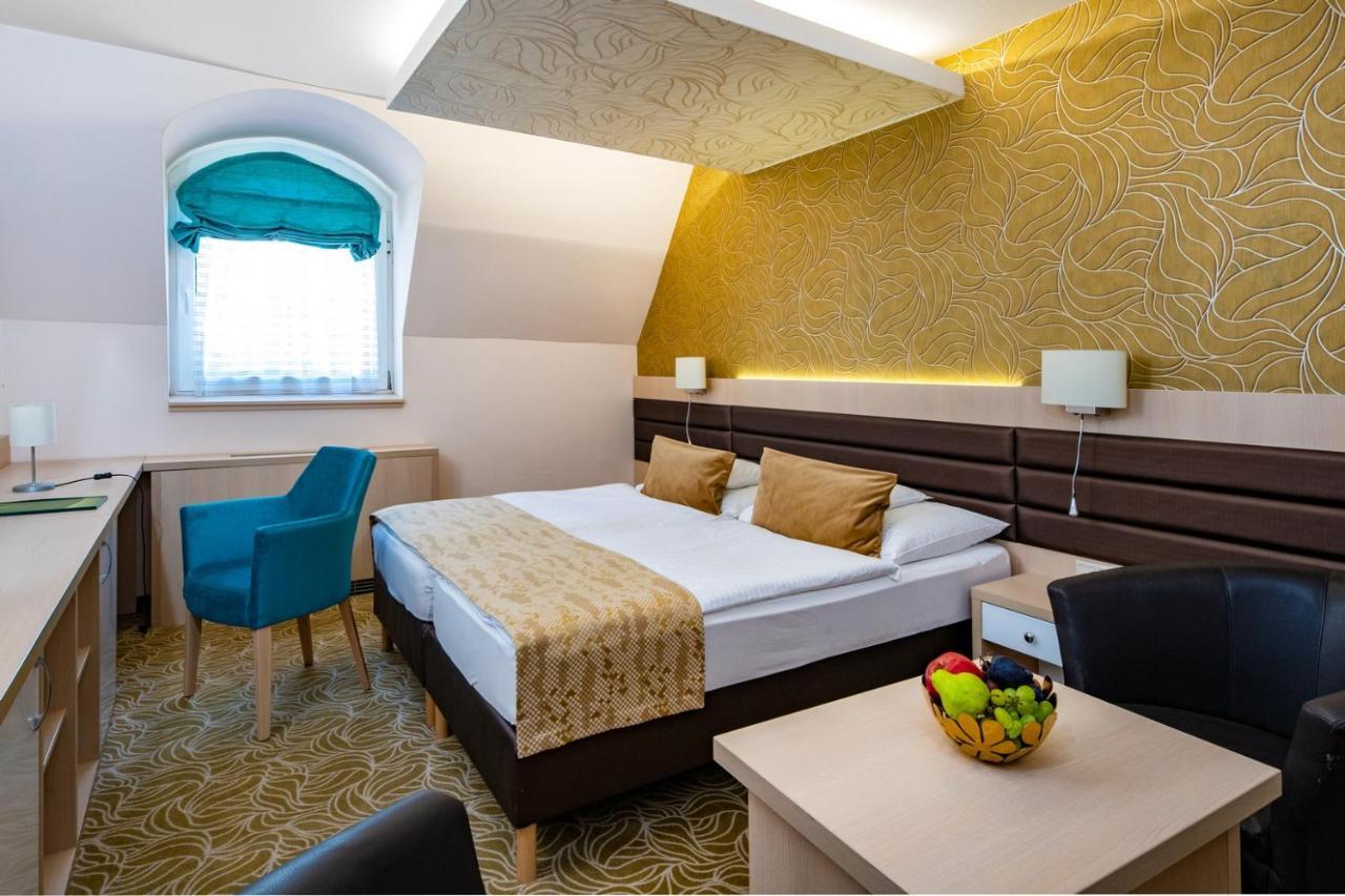 Kiss Hotel