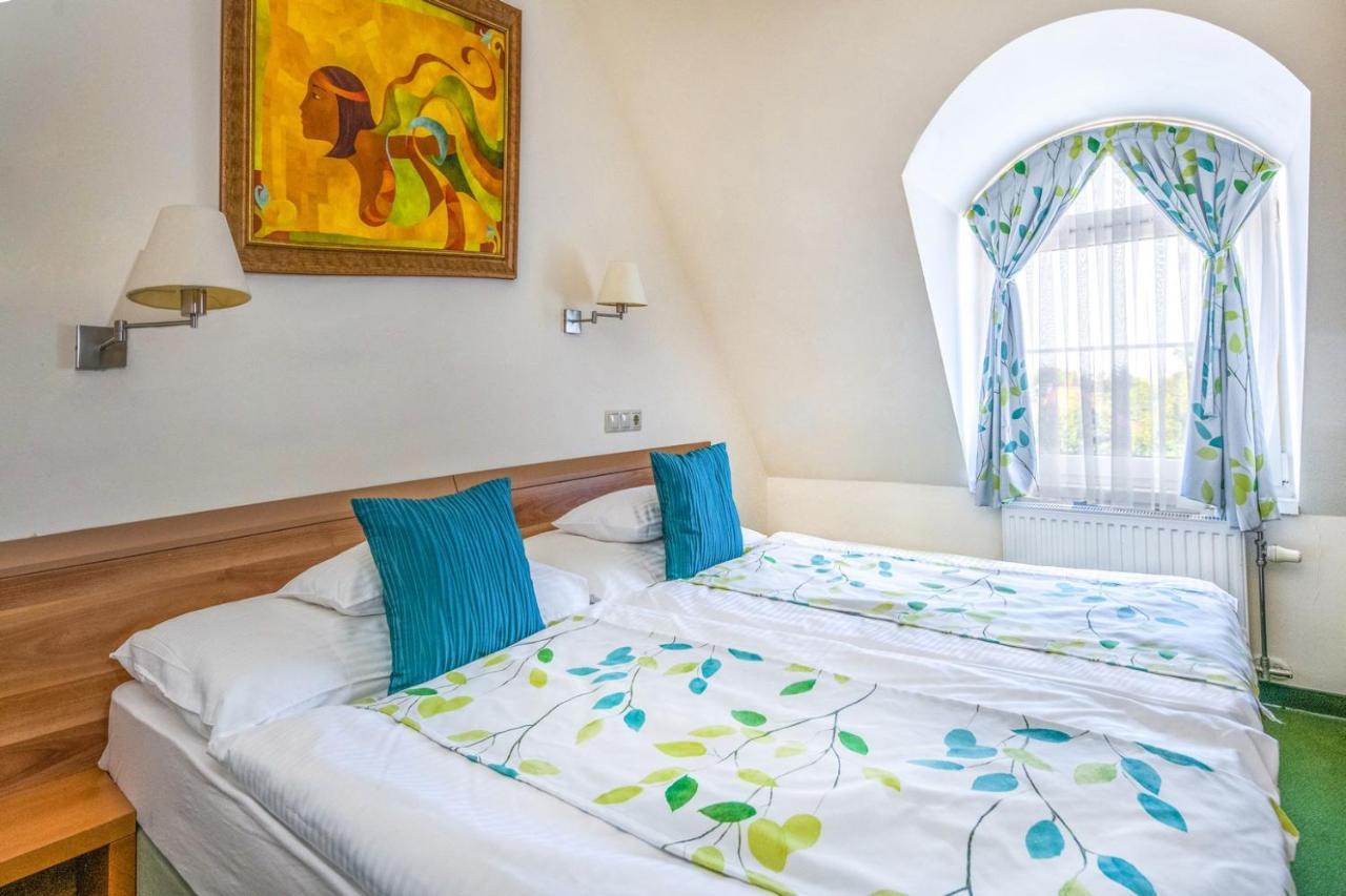 Kiss Hotel Tata