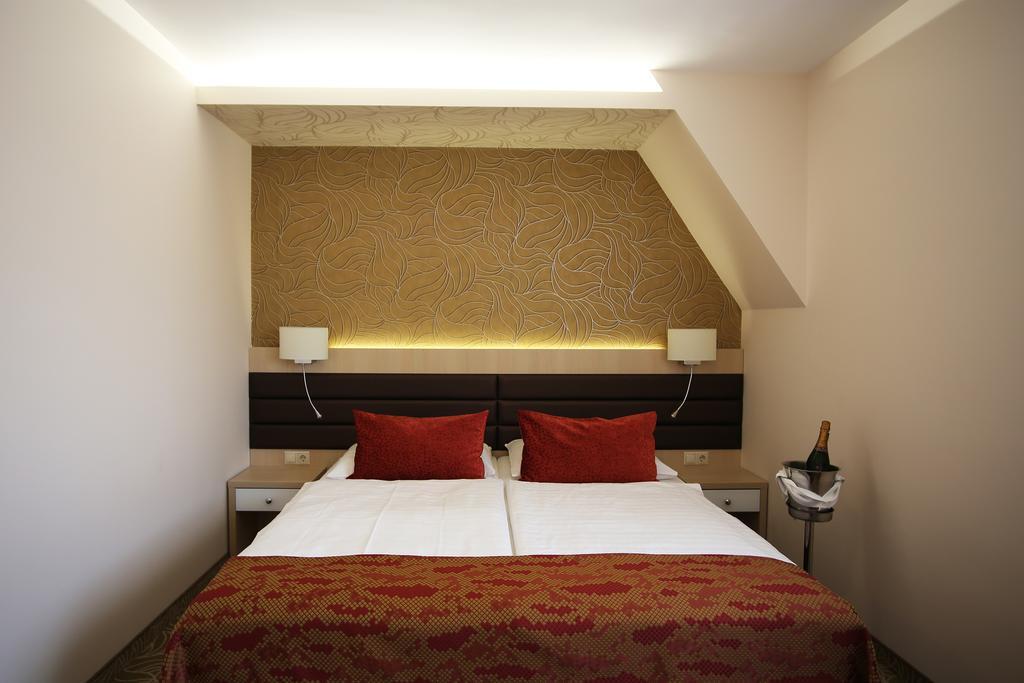 Hotel Kiss Tata