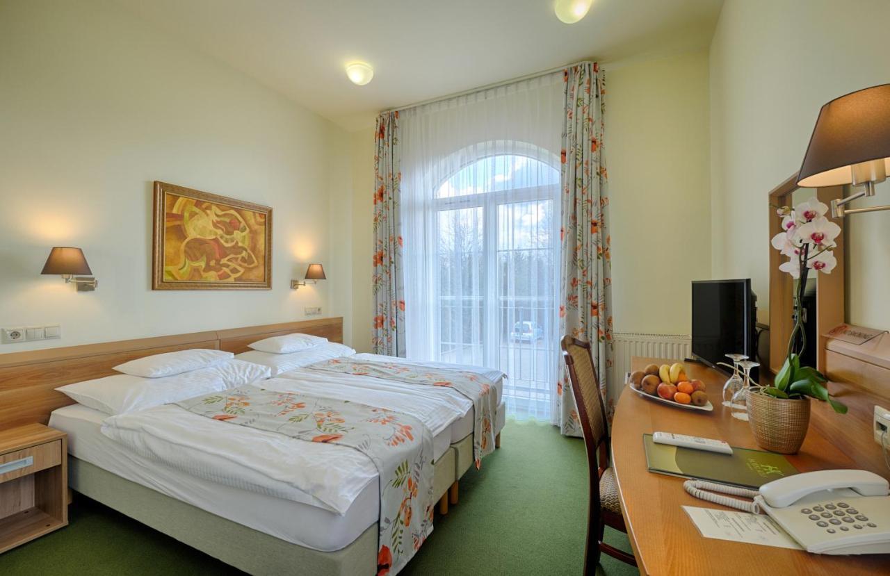 Kiss Hotel Tata